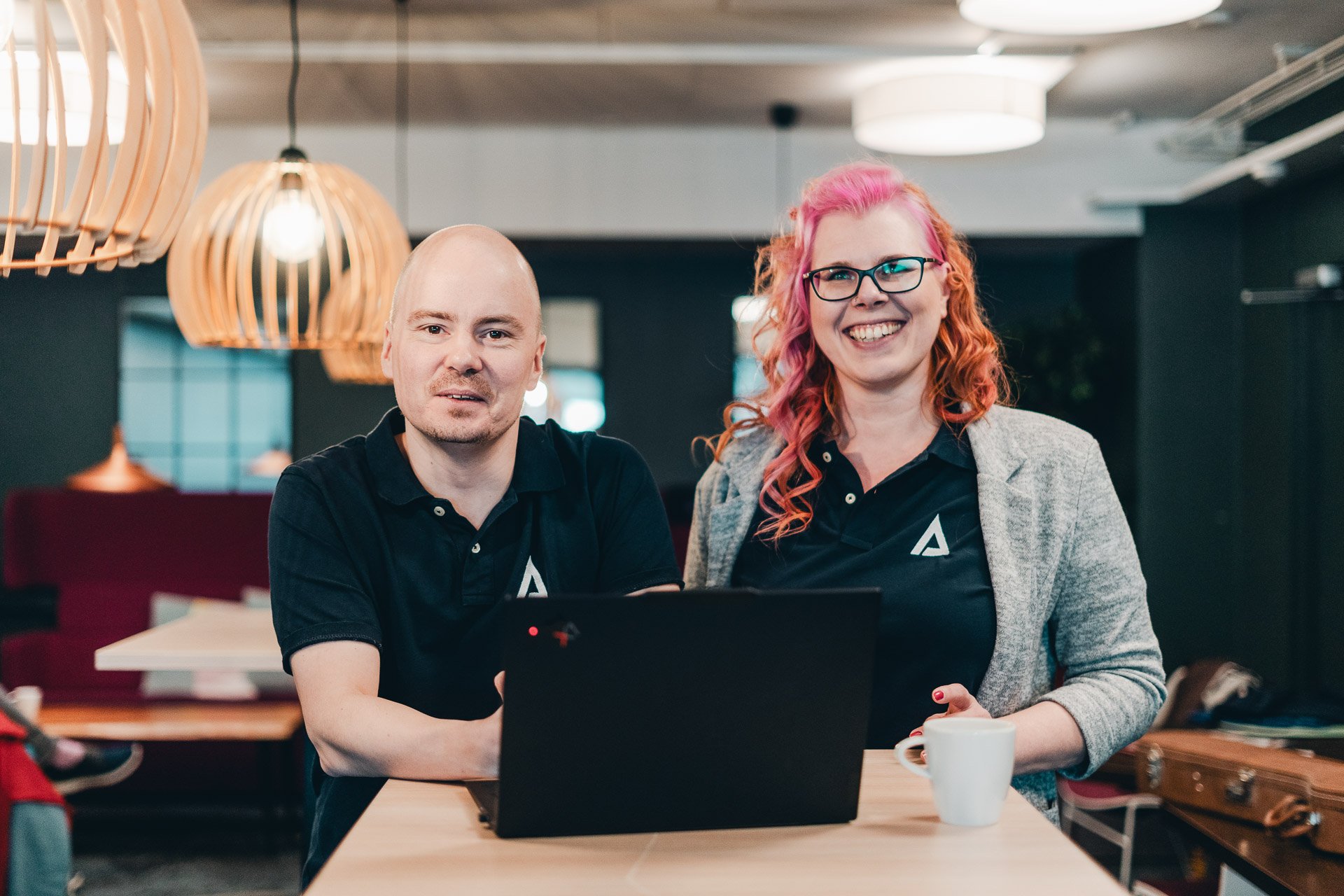 Askeleen henkilöstö kertomassa HubSpot Severasta