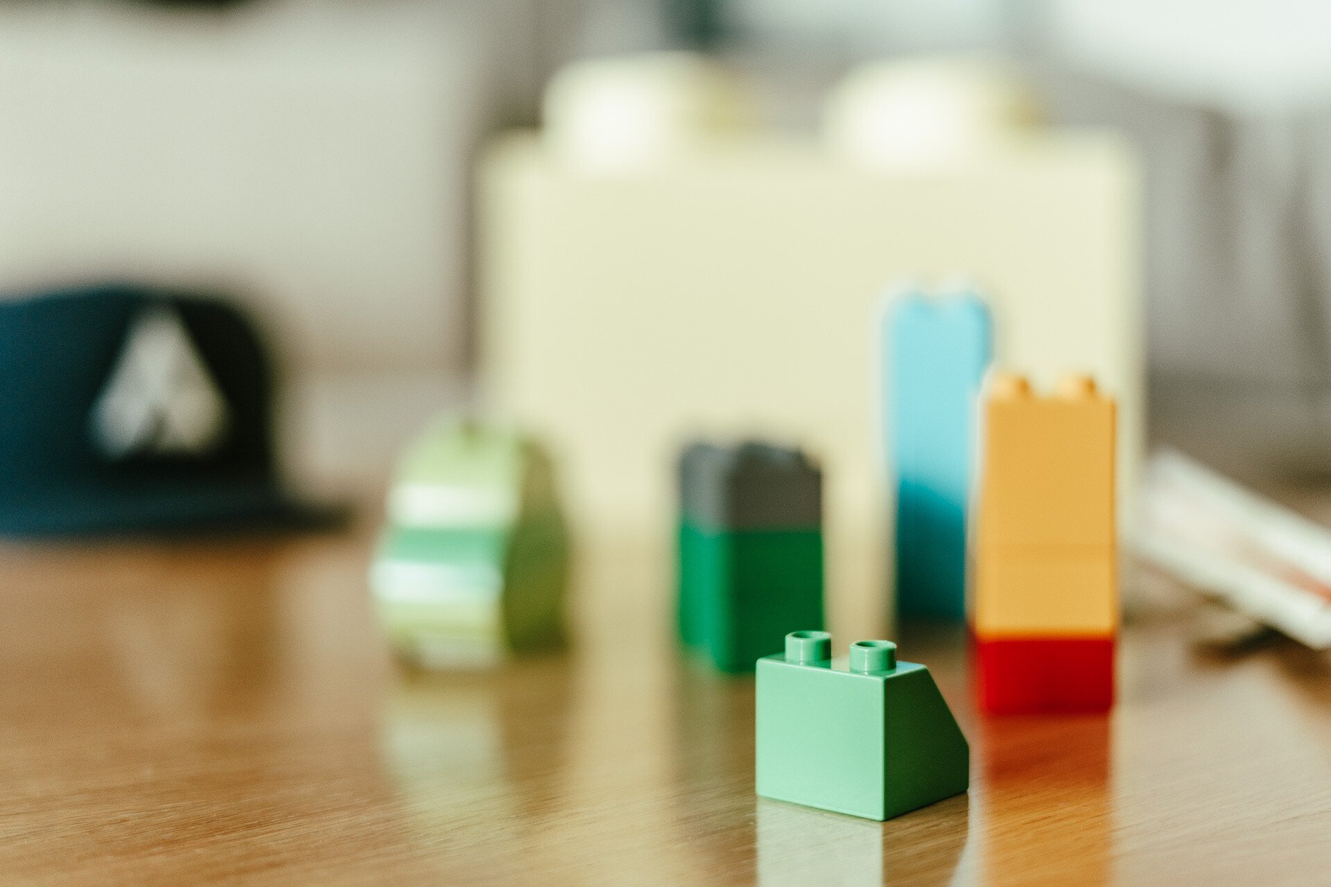 Lego-palikat pöydällä